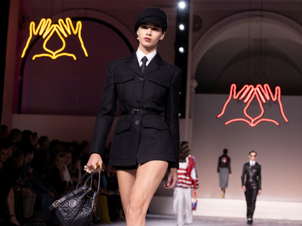 Dior: Ο οίκος ταξίδεψε στην Νέα Υόρκη και παρουσίασε μία συλλογή ωδή στο ανδρόγυνο στιλ της Marlene Dietrich