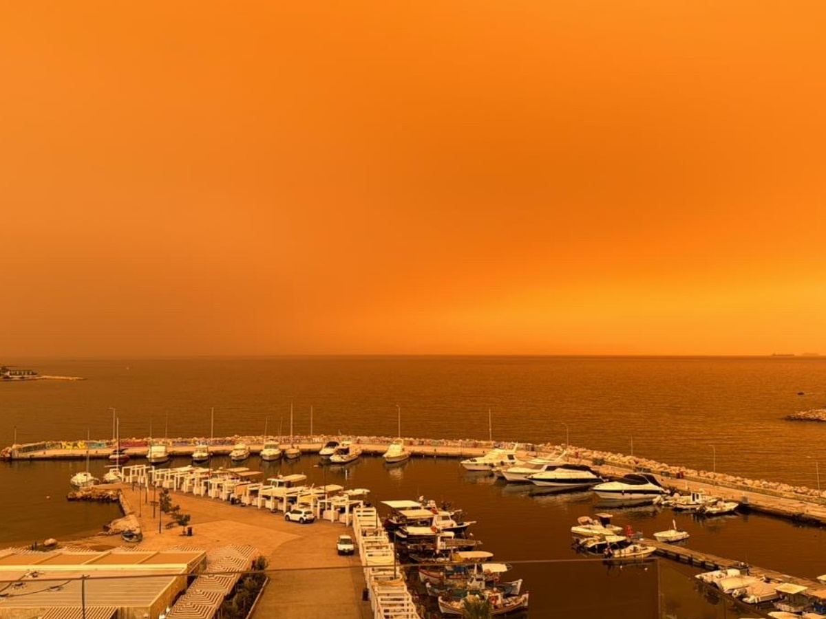 Αφρικάνικη σκόνη: Απόκοσμες εικόνες στην Γλυφάδα με τον πορτοκαλί ουρανό – Δες φωτογραφίες