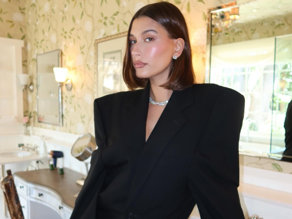 Hailey Bieber: Δείχνει τη beauty συνήθεια που έχουν οι περισσότερες γυναίκες και κάνει τους άνδρες οδηγούς έξαλλους