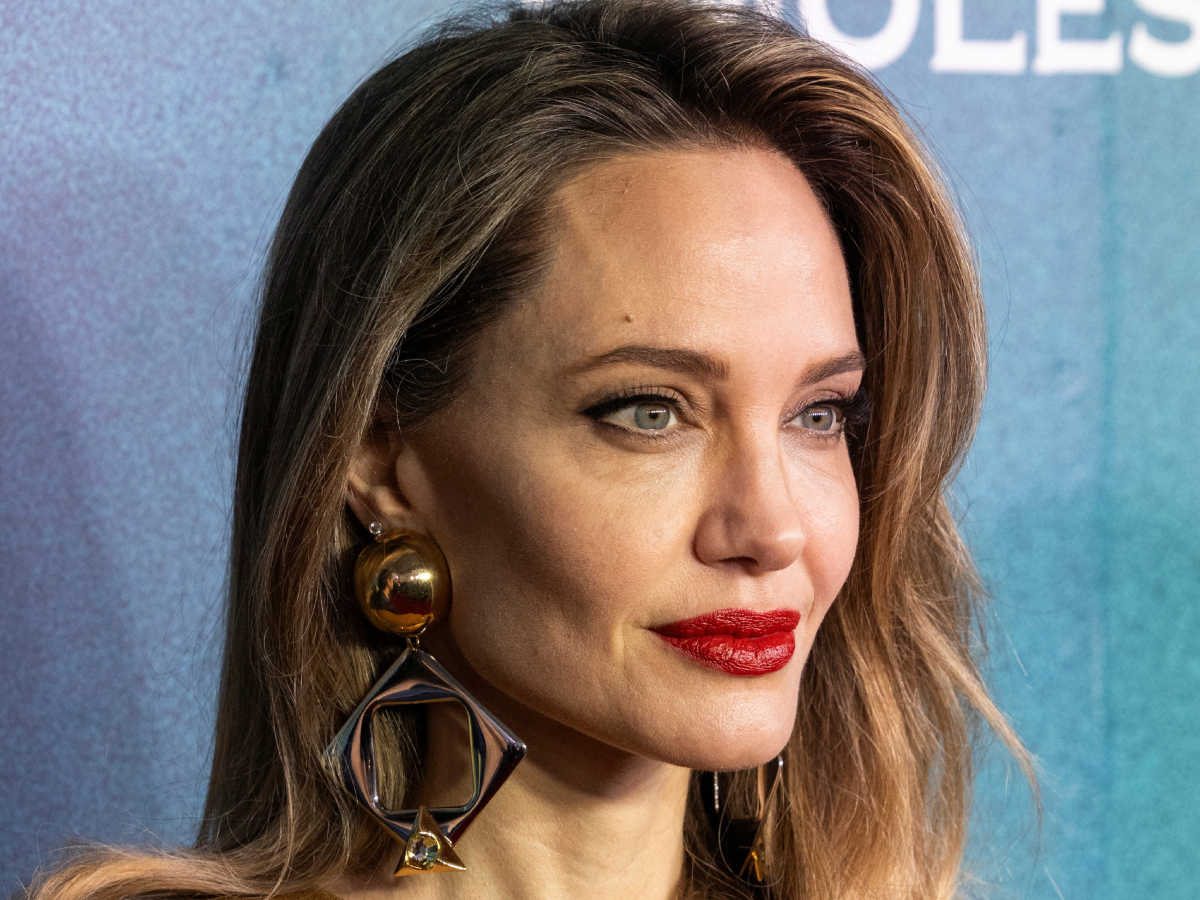 Angelina Jolie: Εκπληκτική εμφάνιση στο κόκκινο χαλί με cape look!
