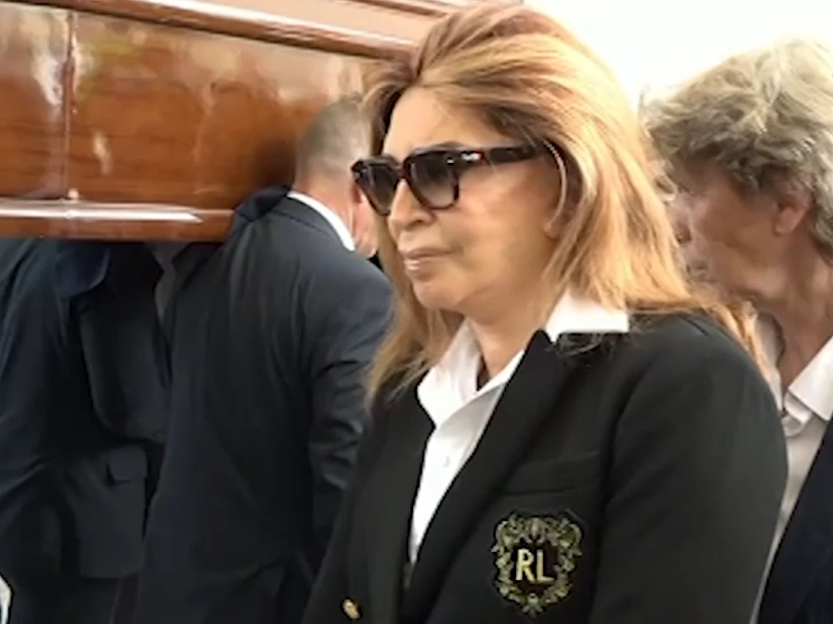 Μιμή Ντενίση: Τα δάκρυα στην κηδεία του Γιάννη Φέρτη και η χειραψία στη Μαρίνα Ψάλτη
