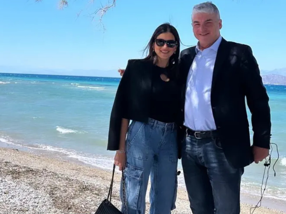 Σταματίνα Τσιμτσιλή – Θέμης Σοφός: Κυριακάτικη απόδραση με τα παιδιά τους στην Αρχαία Κόρινθο