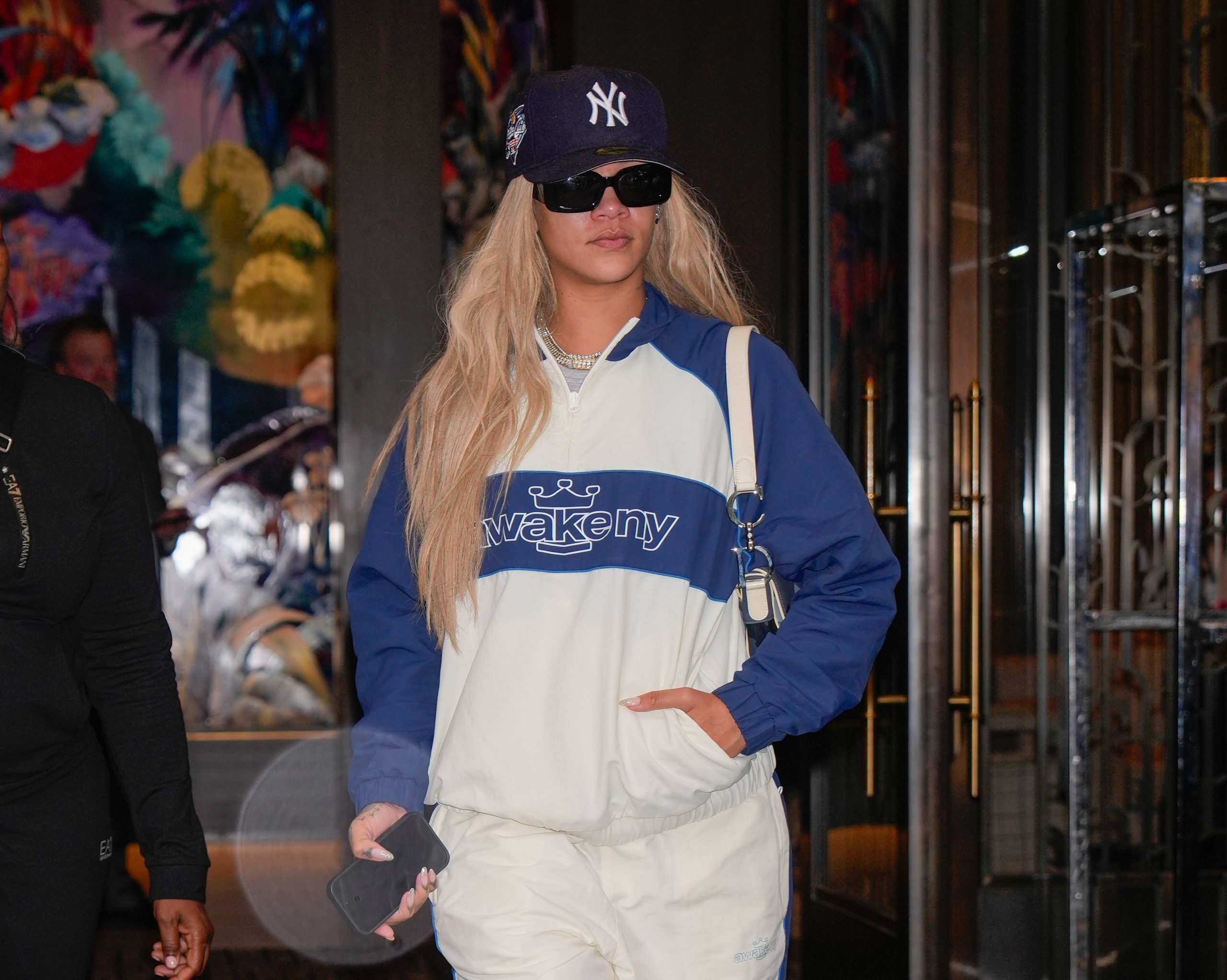 Rihanna: Ξέχασε να φορέσει παπούτσια και αυτό το «λάθος» της κόστισε 1.100 δολάρια
