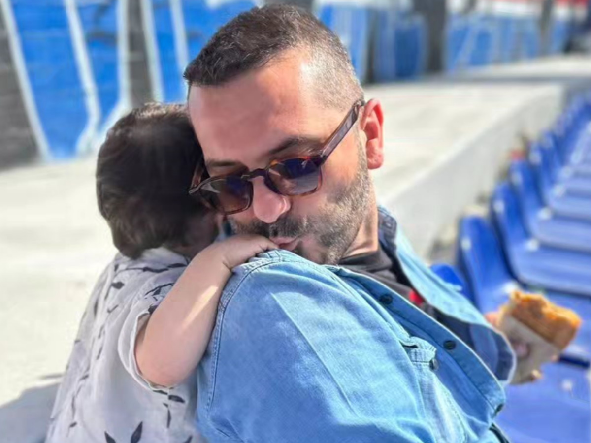 Λεωνίδας Κουτσόπουλος: Ανανέωσε το συμβόλαιό του με το Star έχοντας δίπλα του τον γιο του – Φωτογραφία