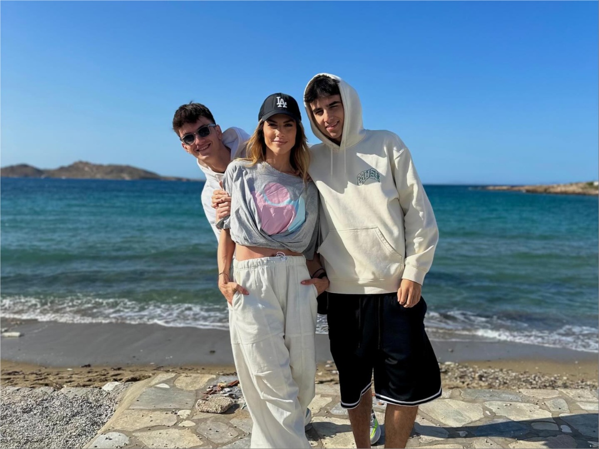 Ντορέττα Παπαδημητρίου: Στην Πάρο μαζί με τους γιους της για το φετινό Πάσχα – Φωτογραφίες
