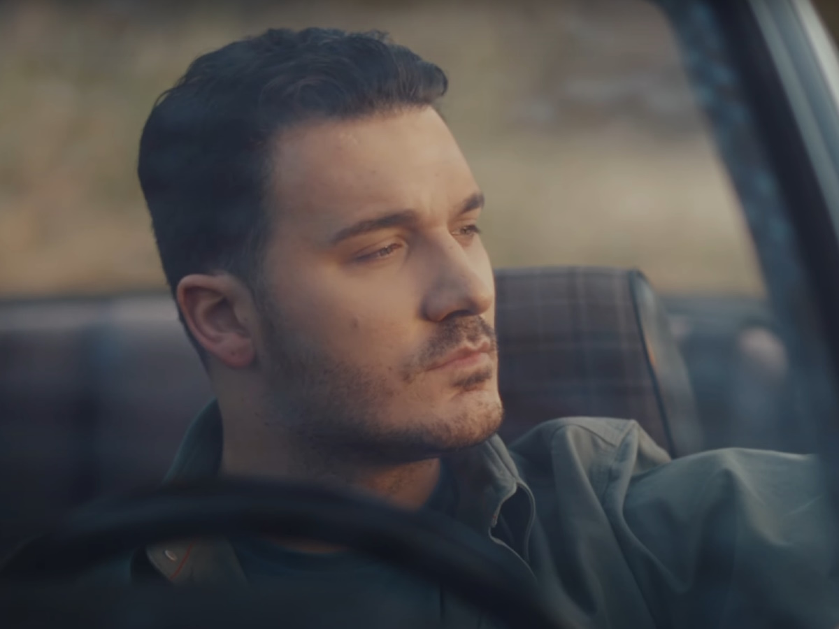 «Αραιά και Που» – Το νέο music video του Βασίλη Οικονόμου είναι αφιερωμένο σε όλους τους έρωτες που δεν «περνάνε»