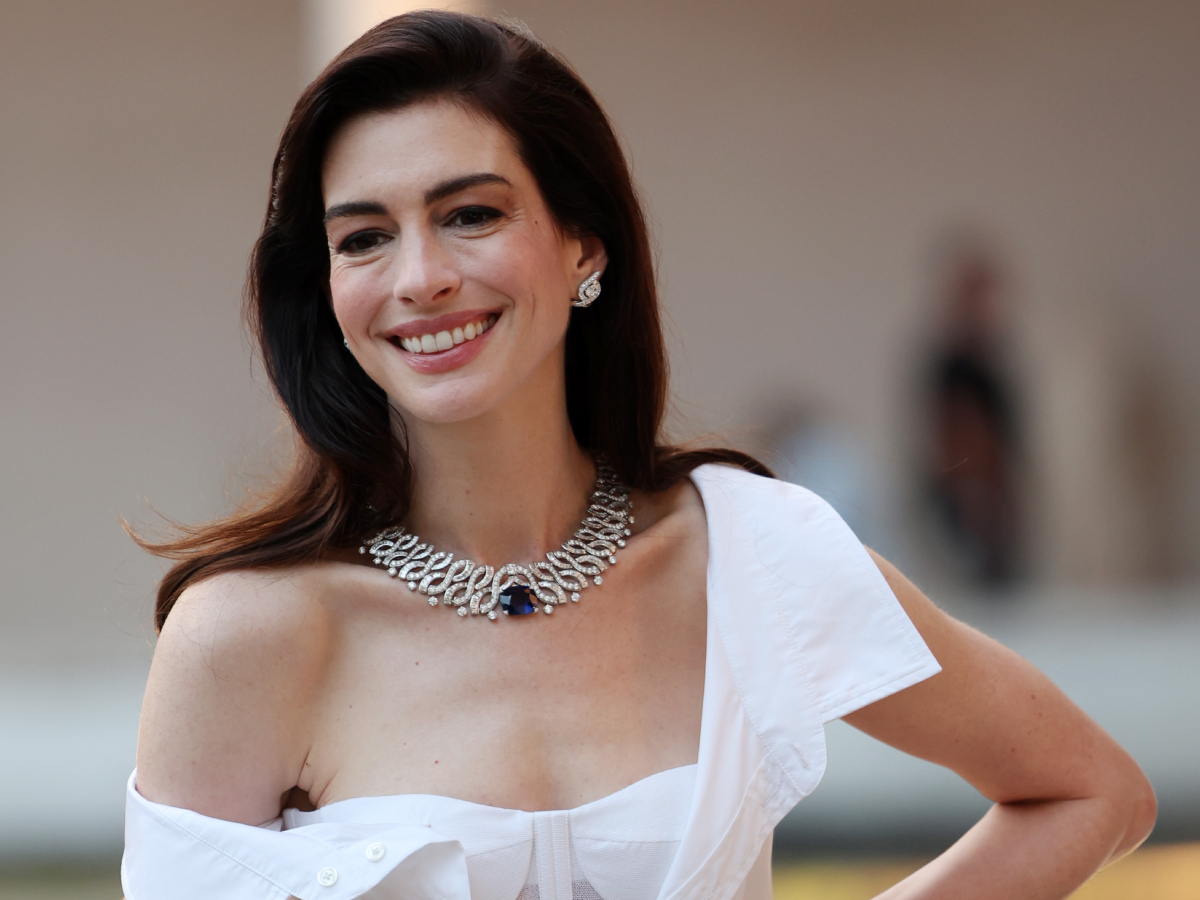 Η Anne Hathaway μεταμόρφωσε ένα «ταπεινό» shirt dress σε…epic gown!