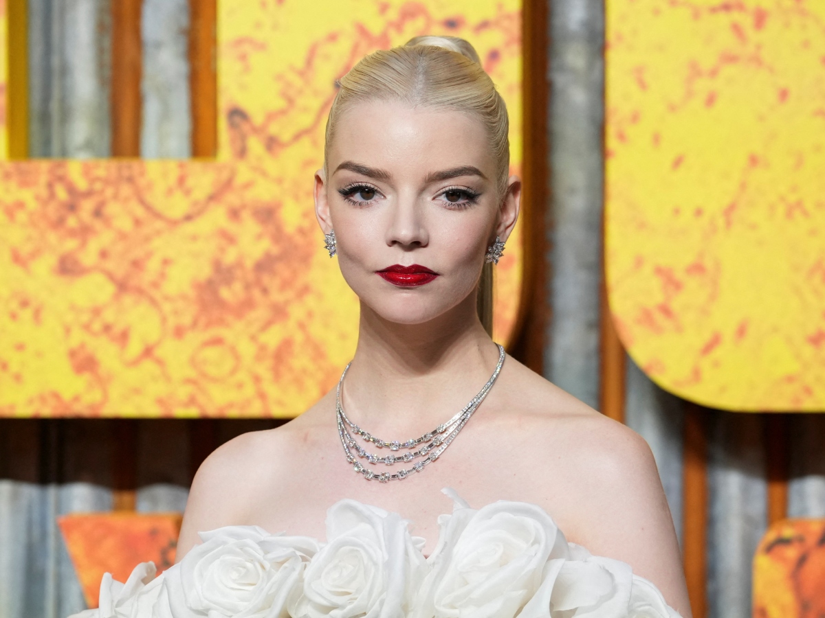Το hair look της Anya Taylor είναι ιδανικό αν είσαι καλεσμένη σε γάμο ή βάφτιση το weekend