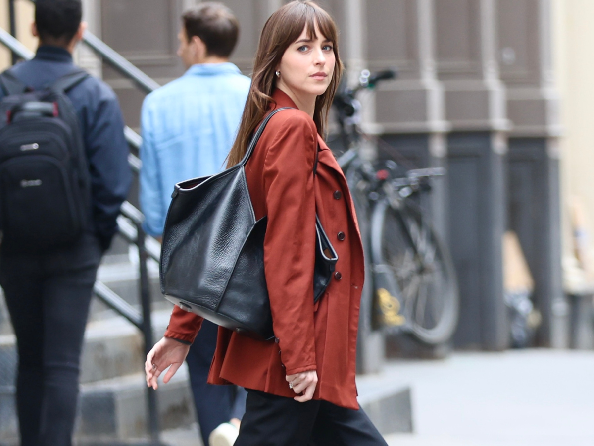 Η αυτοπεποίθηση της απλότητας: Η Dakota Johnson παραδίδει μαθήματα styling στους δρόμους της Νέας Υόρκης