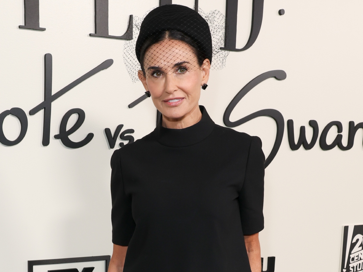 Demi Moore: Αυτό είναι το χτένισμα που συνδύασε με το Jackie O καπέλο της