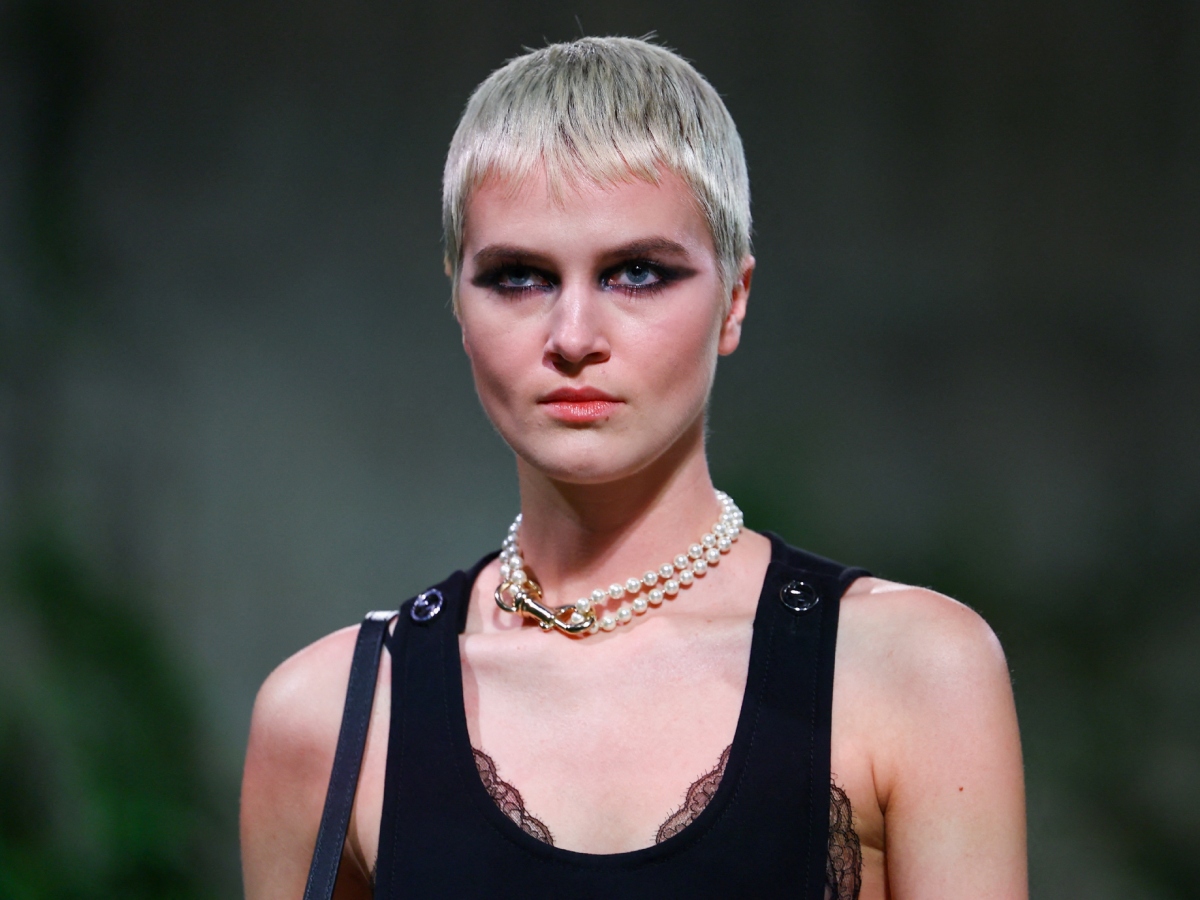 Gucci Cruise 2025 Fashion Show: Smoky eyes, κόκκινο κραγιόν και απόλυτα ανεπιτήδευτα χτενίσματα
