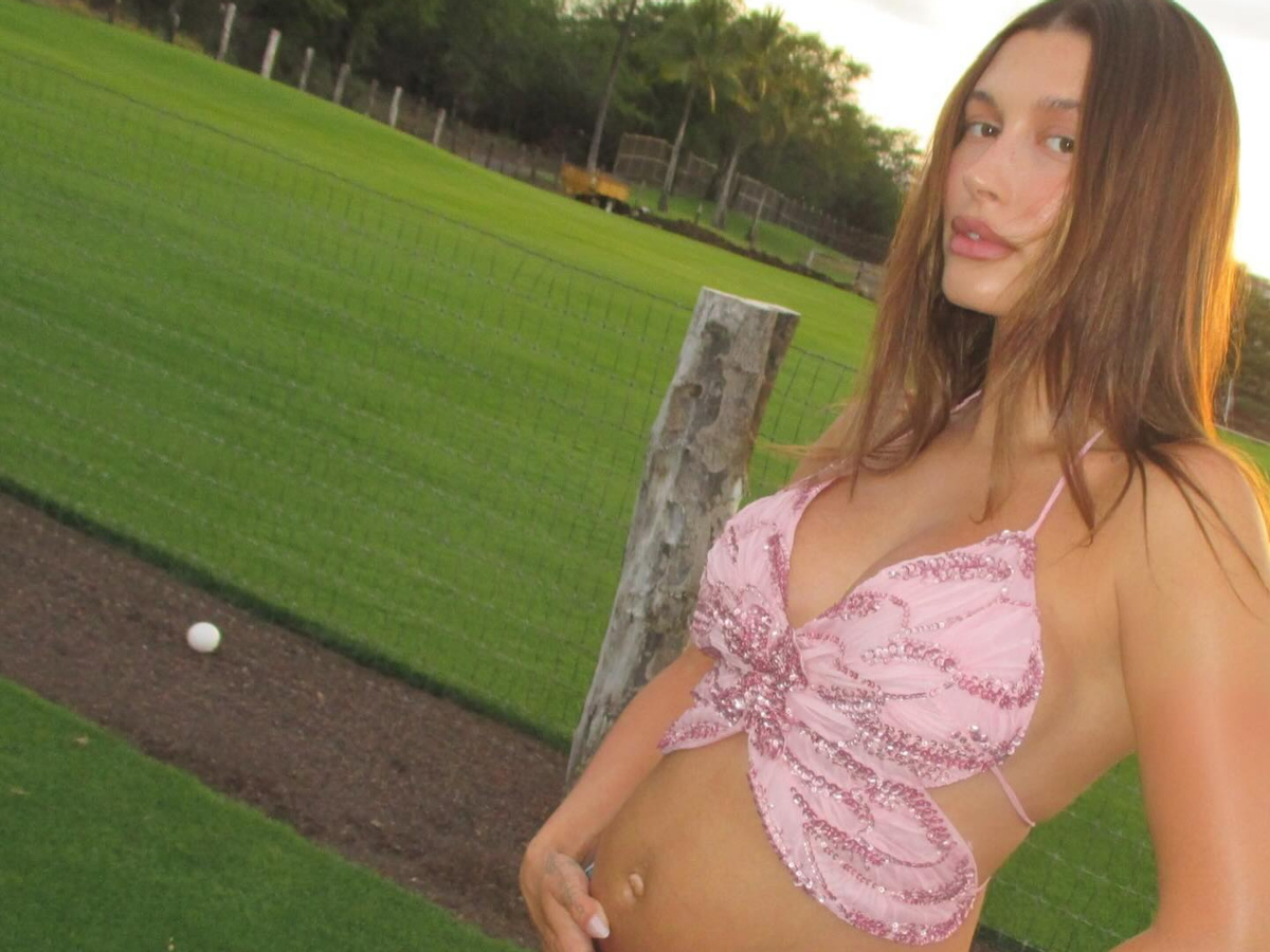 Hailey Bieber: Δεν φαντάζεσαι από ποια Diva των 90s είναι εμπνευσμένο το πρώτο της maternity look!