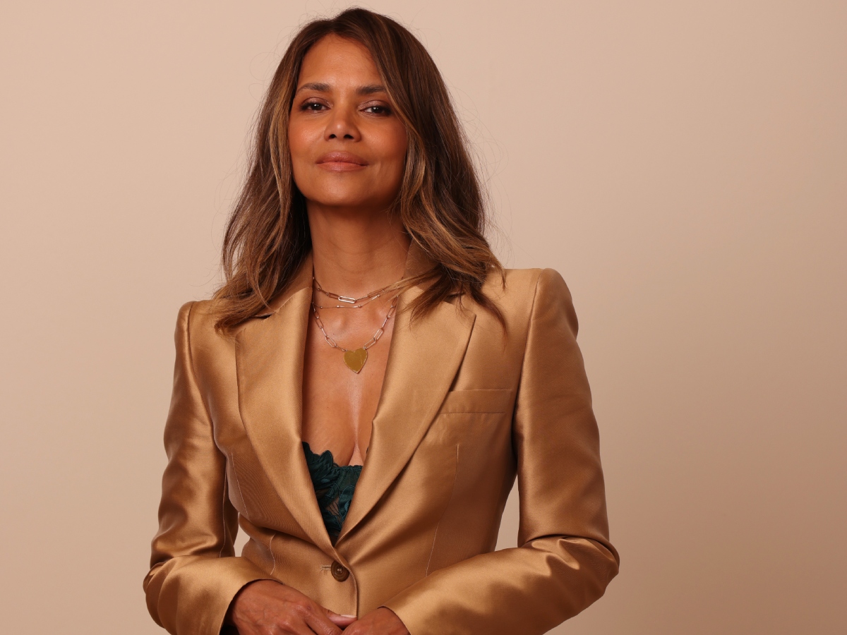 Halle Berry : Έκοψε τα μαλλιά της στο πιο cool curly bob που έχεις δει τελευταία