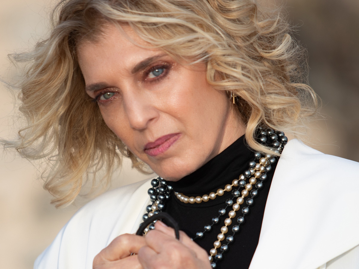 «Ό,τι Αγαπήσαμε Αντέχει!» –  30 Χρόνια Κρινιώ Νικολάου στο Γυάλινο Μουσικό Θέατρο