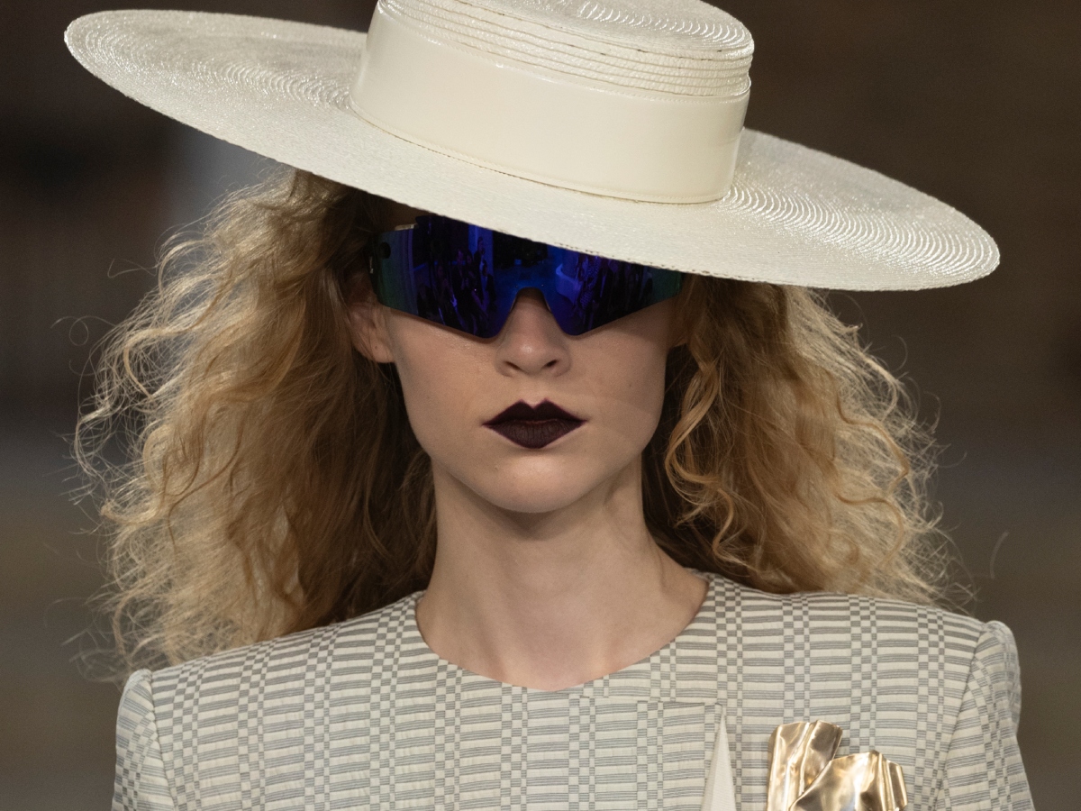 Louis Vuitton Cruise 2025: Goth χείλη και winged liner είναι ο συνδυασμός που προτείνει ο αγαπημένος οίκος