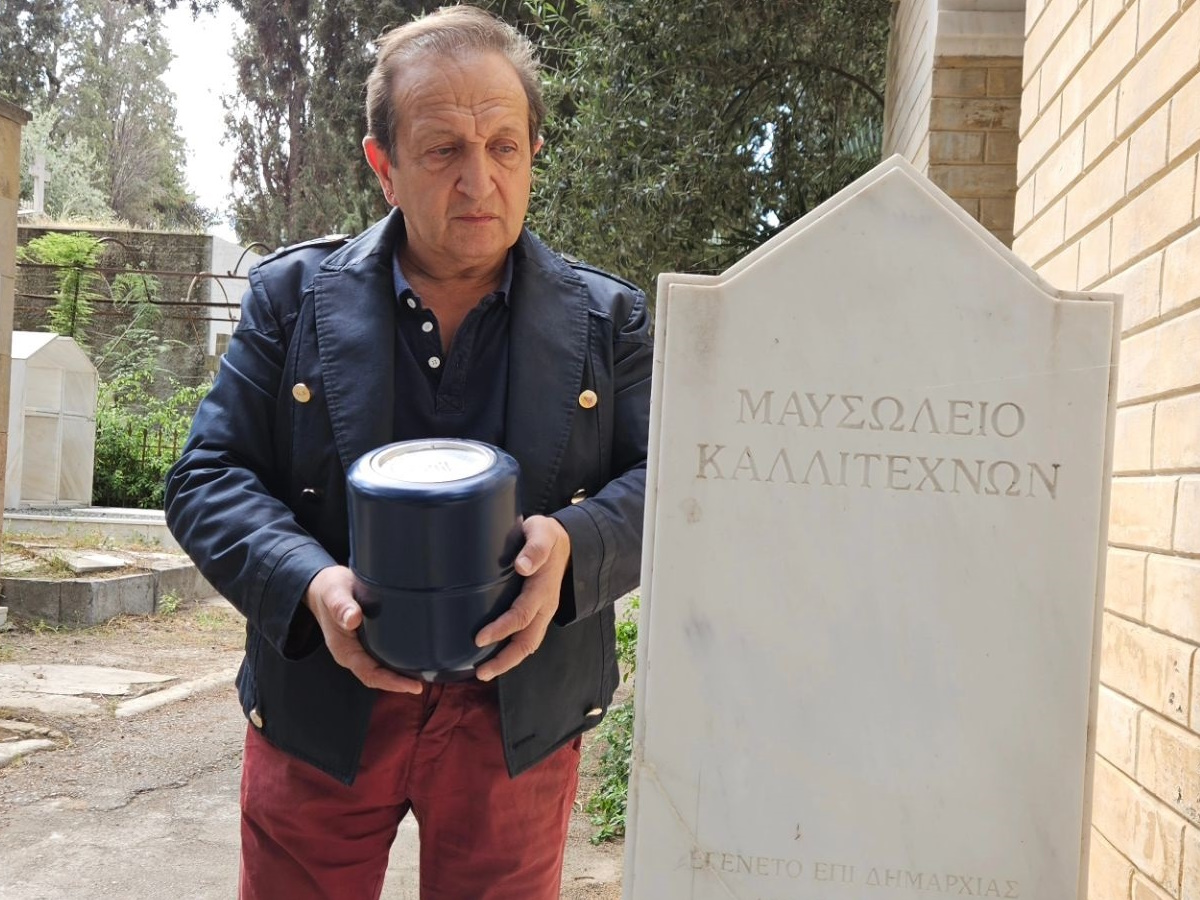 Σπύρος Μπιμπίλας: Στο Α’ Νεκροταφείο Αθηνών για την Καλή Καλό – Άφησε την τέφρα της στο Μαυσωλείο Καλλιτεχνών