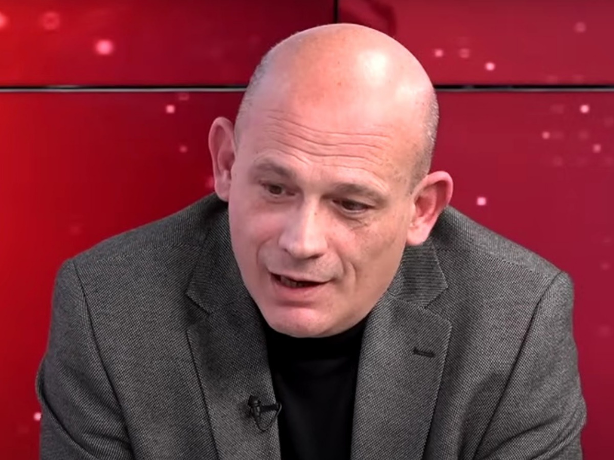 Πάρις Καρβουνόπουλος: Έπαθε εγκεφαλικό ο δημοσιογράφος και μεταφέρεται εσπευσμένα από την Πάρο στην Αθήνα