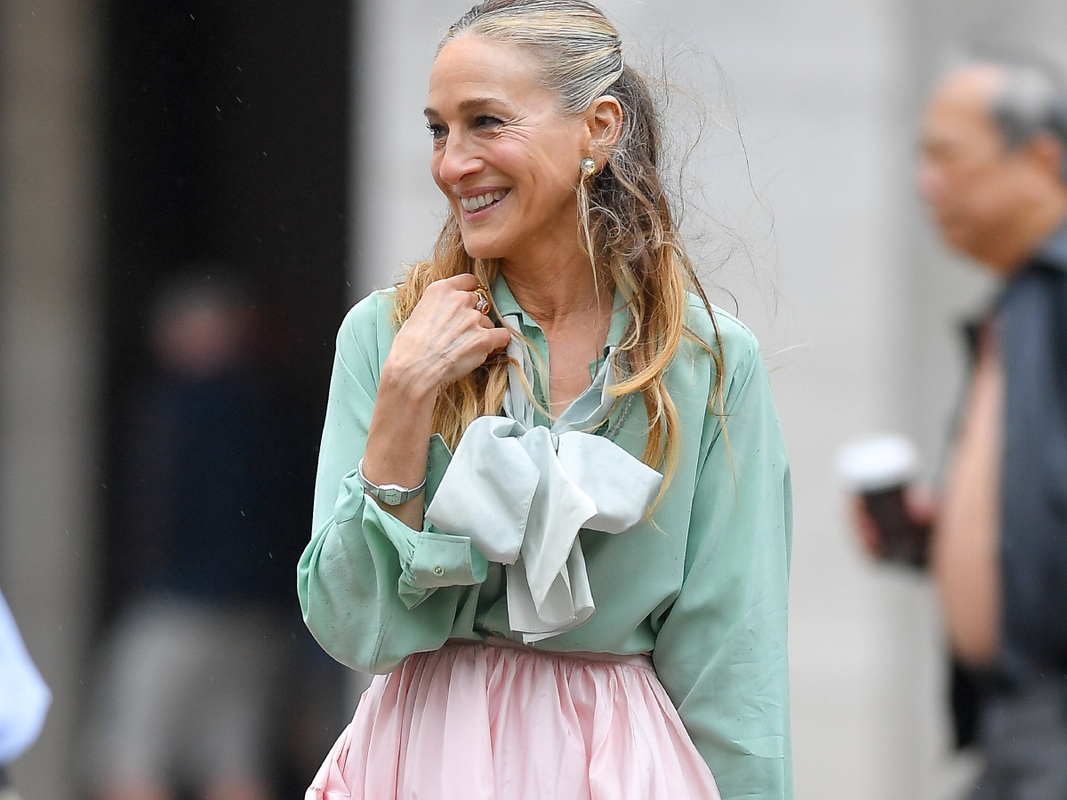 Sarah Jessica Parker: Βλέποντας αυτό το look, ψάχνουμε στην ντουλάπα μας για pastel ρούχα