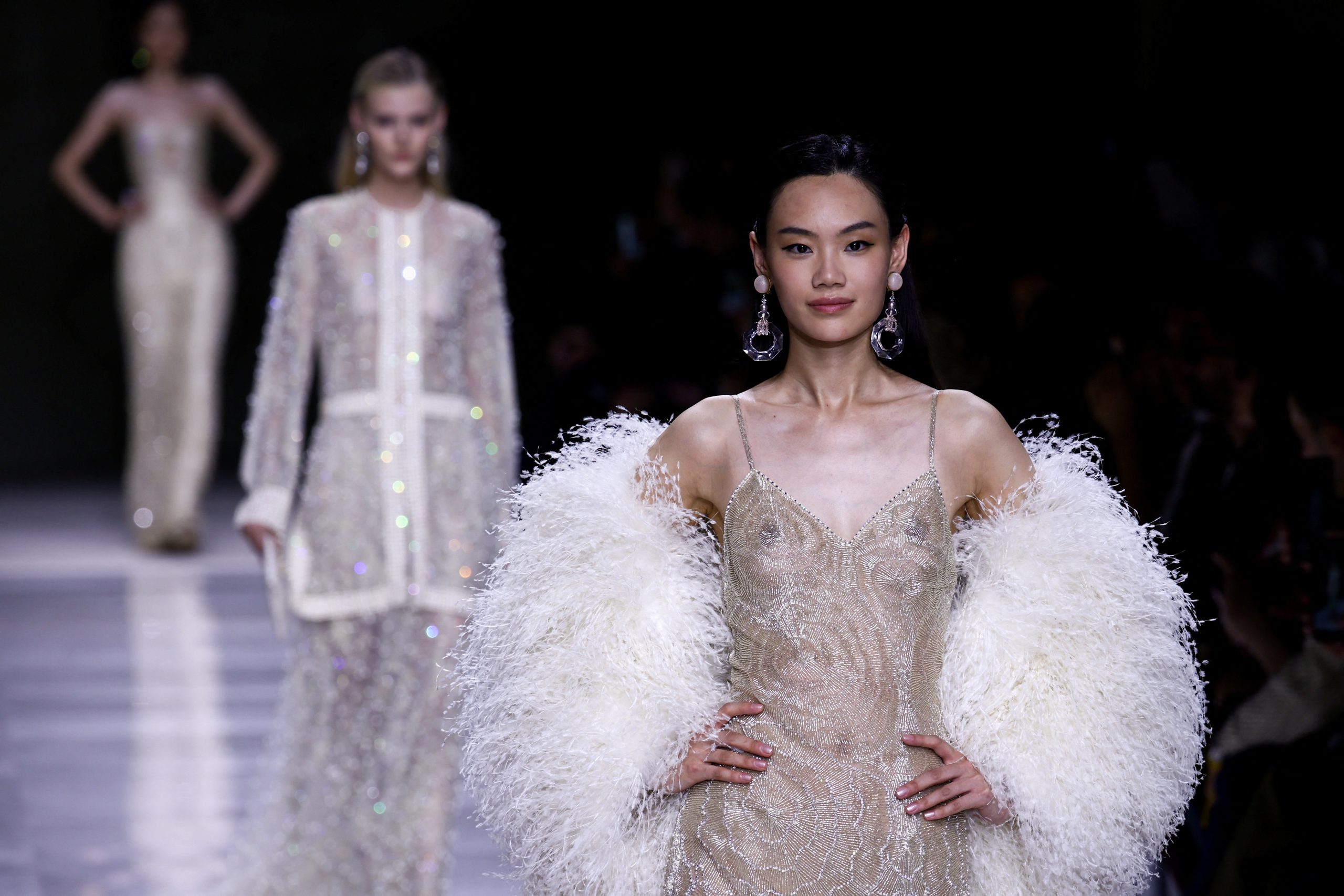 Giorgio Armani Prive: Η couture συλλογή του αποδεικνύει πως τα μαργαριτάρια θα είναι για πάντα στη μόδα