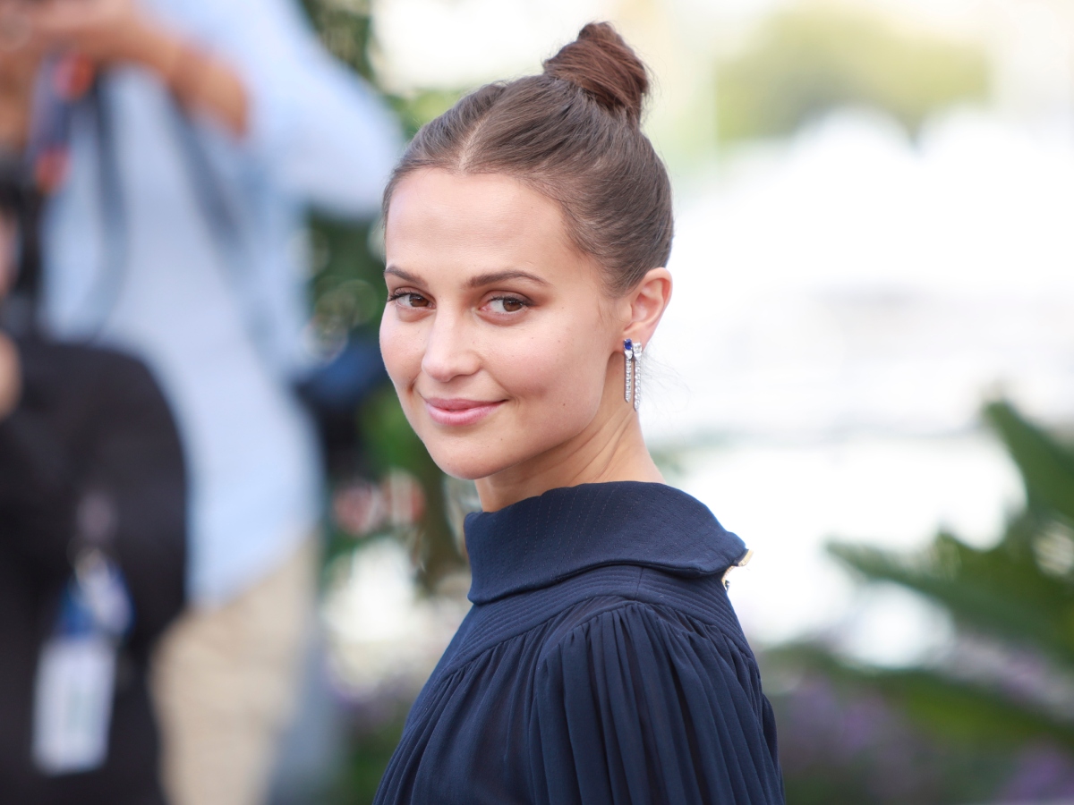 Alicia Vikander: Εμφανίστηκε στην πρεμιέρα της νέας της ταινίας με το look που θέλεις να έχεις όλο το καλοκαίρι