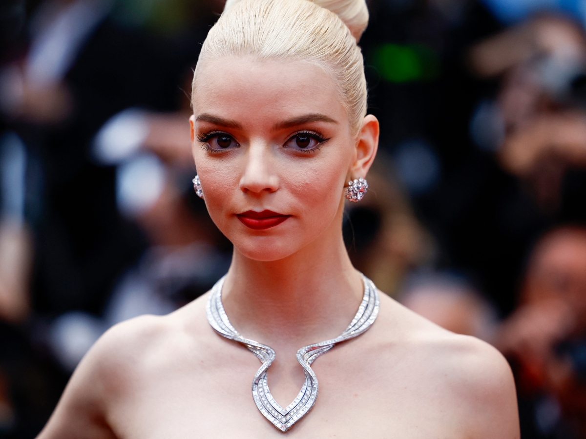 Anya Taylor-Joy: Το half-up της είναι minimal και μπορείς να το δημιουργήσεις μόνη σου