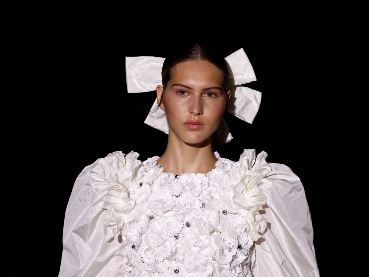 Chanel Haute Couture: Απαλό ροζ χρώμα στα χείλη, huge φιόγκοι και sleek χαμηλές αλογοουρές με αυστηρή χωρίστρα στη μέση
