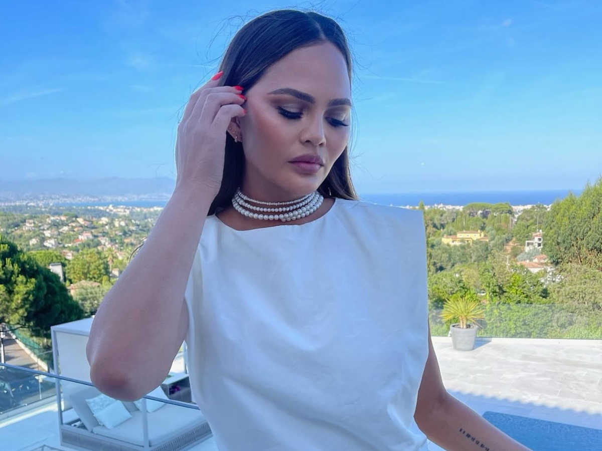 Chrissy Teigen: Υιοθετεί το χτένισμα της Elle Fanning που είναι ότι πιο cool αν έχεις κόψει τα μαλλιά σου σε bob