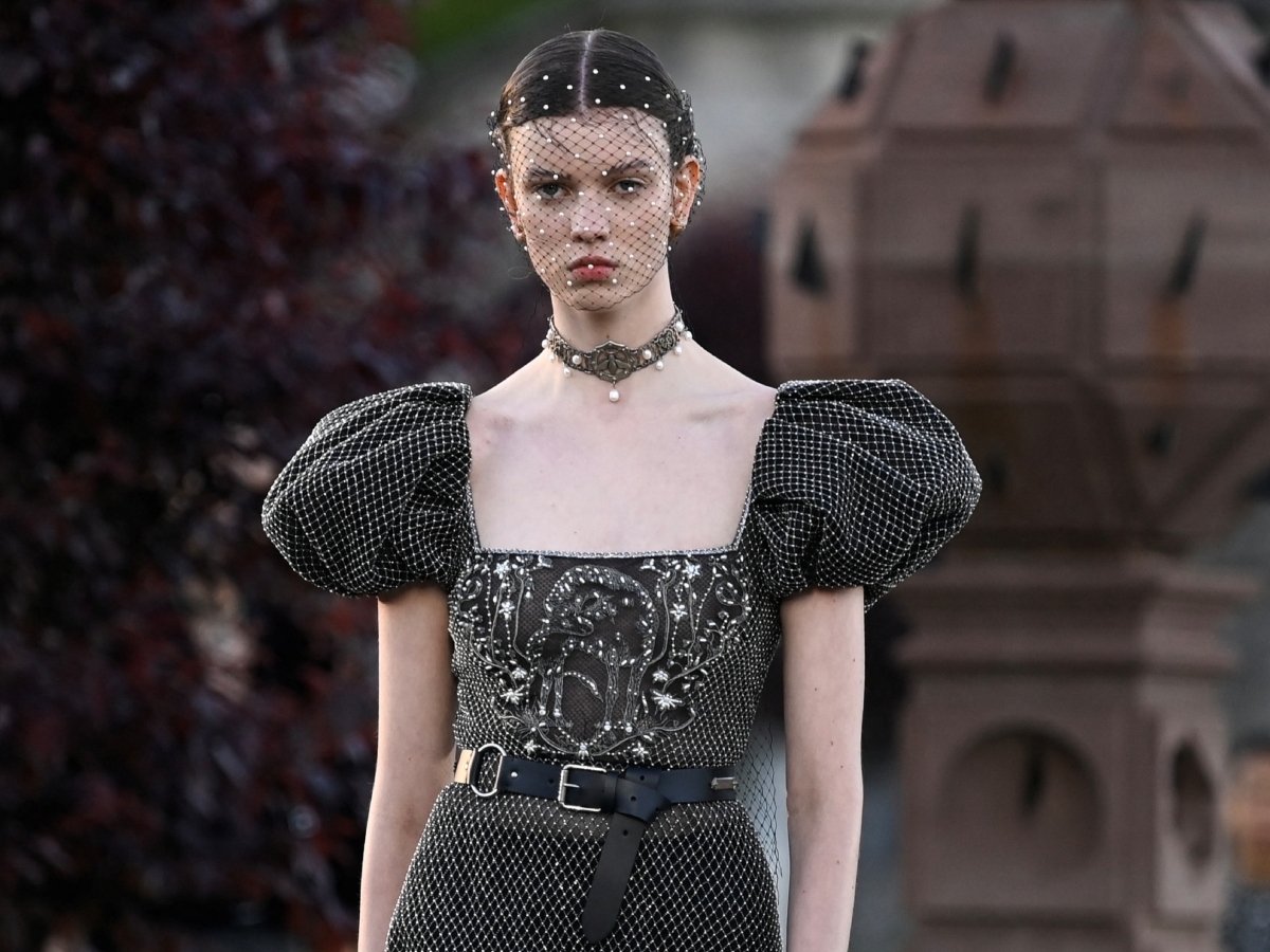 Dior Cruise 2025: Αναγεννησιακές πλεξούδες και χλωμή επιδερμίδα σε looks εμπνευσμένα από την σκοτεινή γοητεία της Σκωτίας