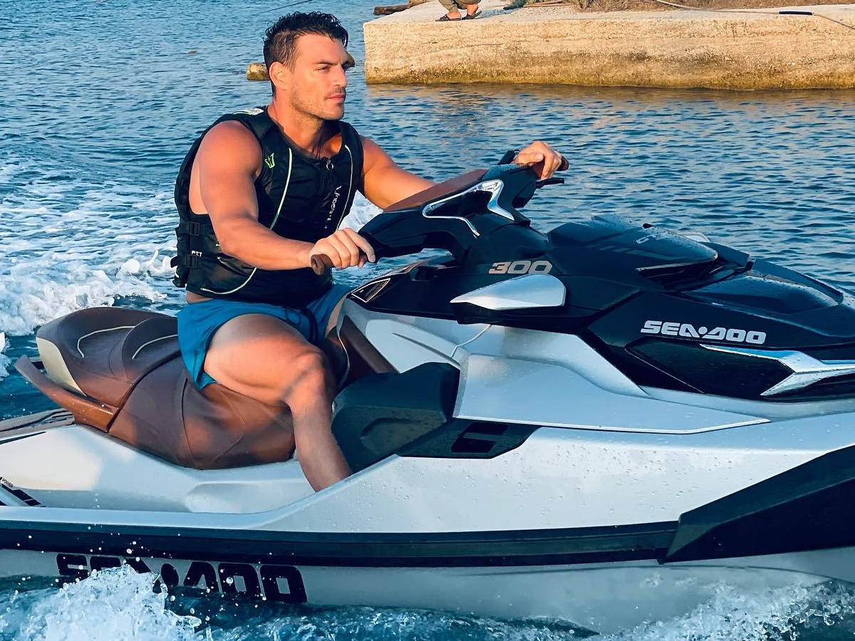 Δημήτρης Φιντιρίκος: Κάηκε ολοσχερώς το jet ski του από την πυρκαγιά στη Βάρης – Κορωπίου