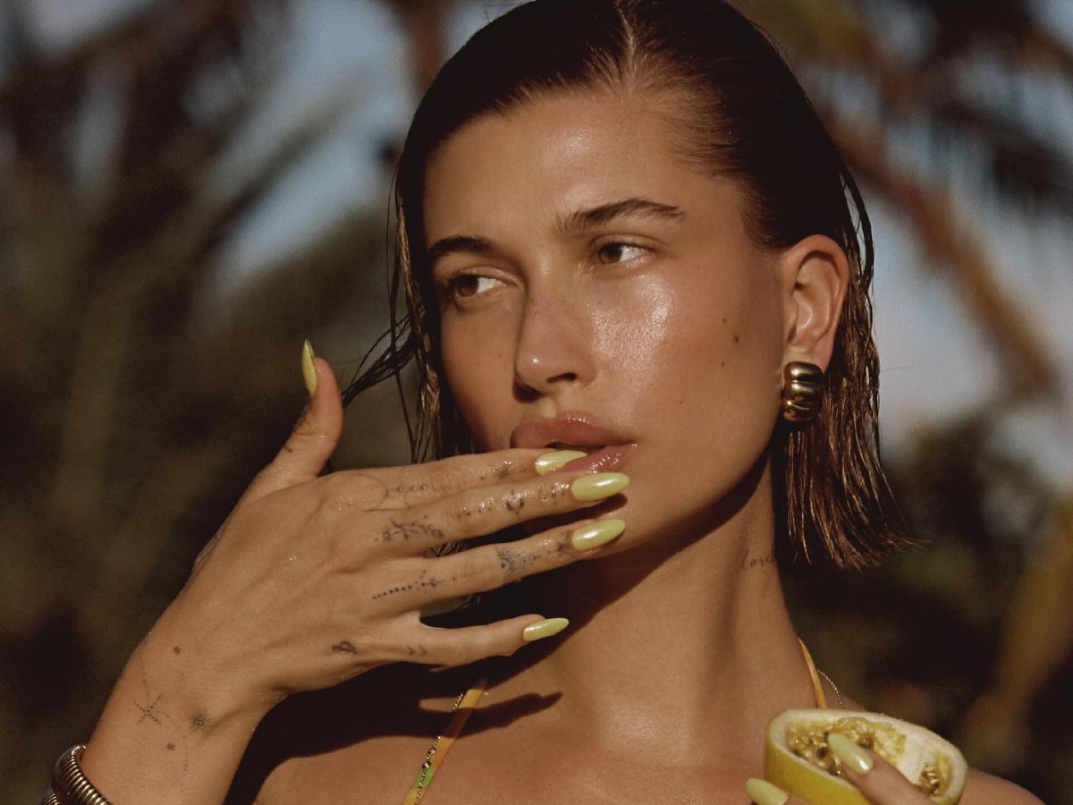 Hailey Bieber: 4 φορές που το καλοκαιρινό της μανικιούρ έγινε το απόλυτο inspo