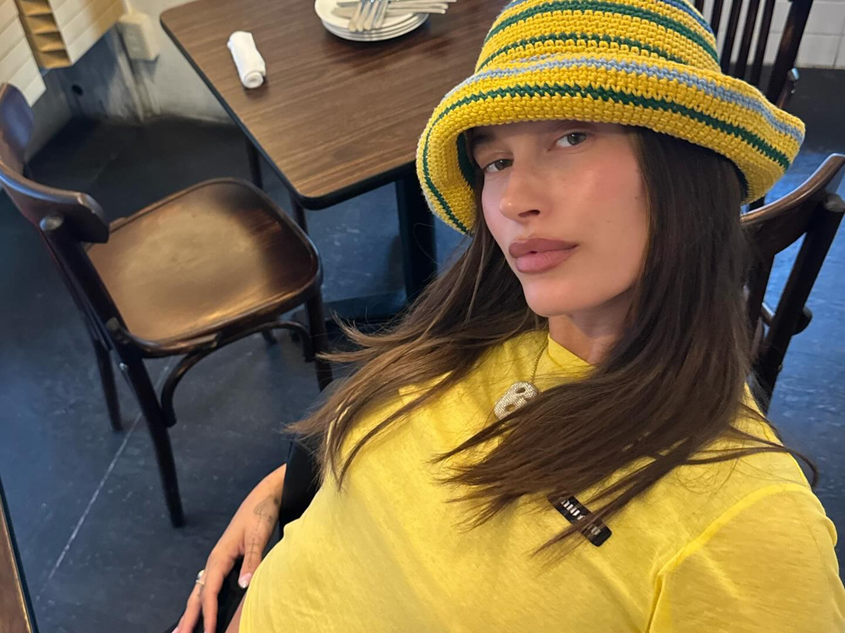 Hailey Bieber: Φόρεσε το μεγαλύτερο color trend με τέλειο maternity style!