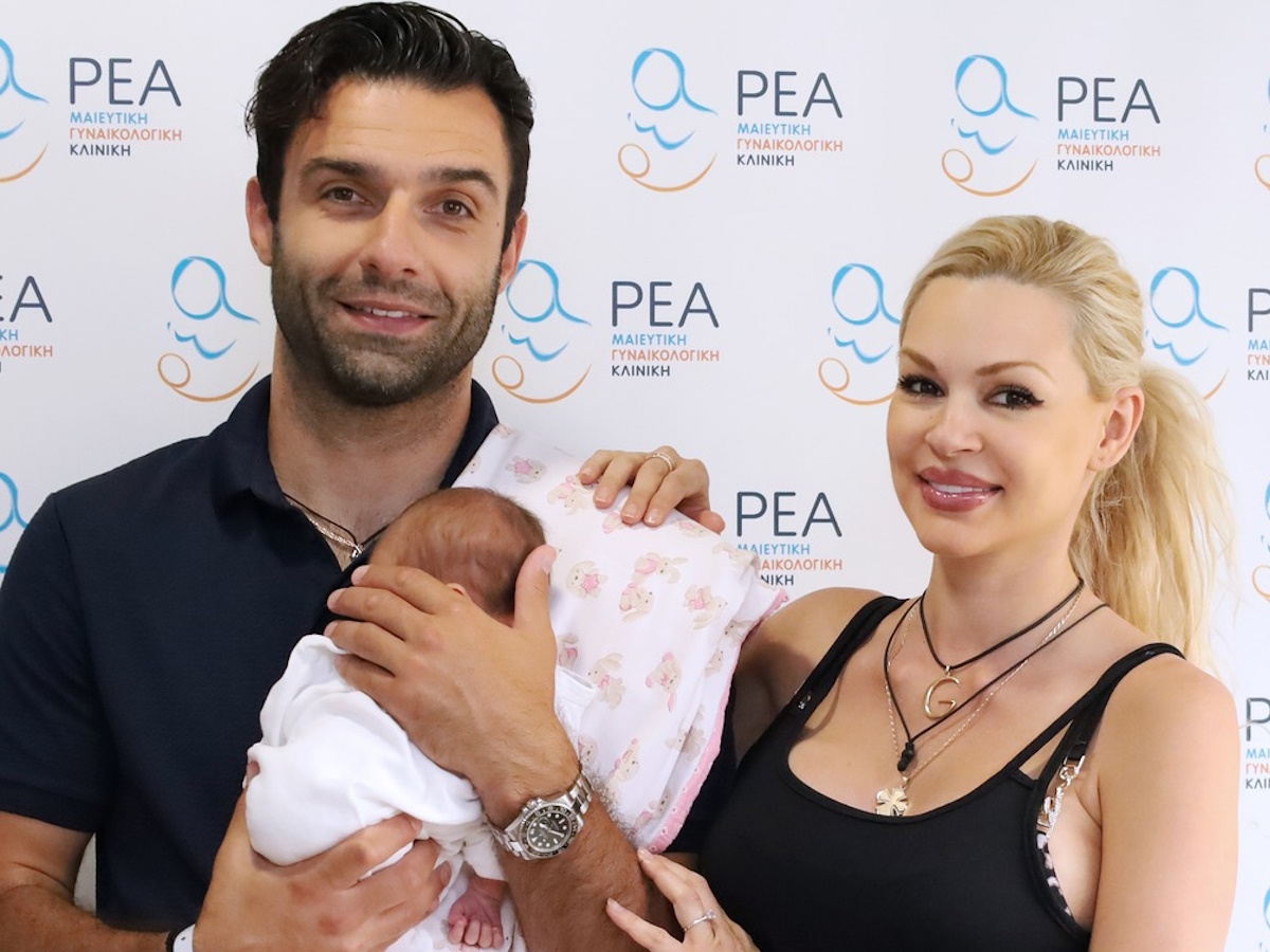 Βίκυ Κάβουρα – Γιώργος Τζαβέλλας: Εξιτήριο από το μαιευτήριο με τη νεογέννητη κόρη τους
