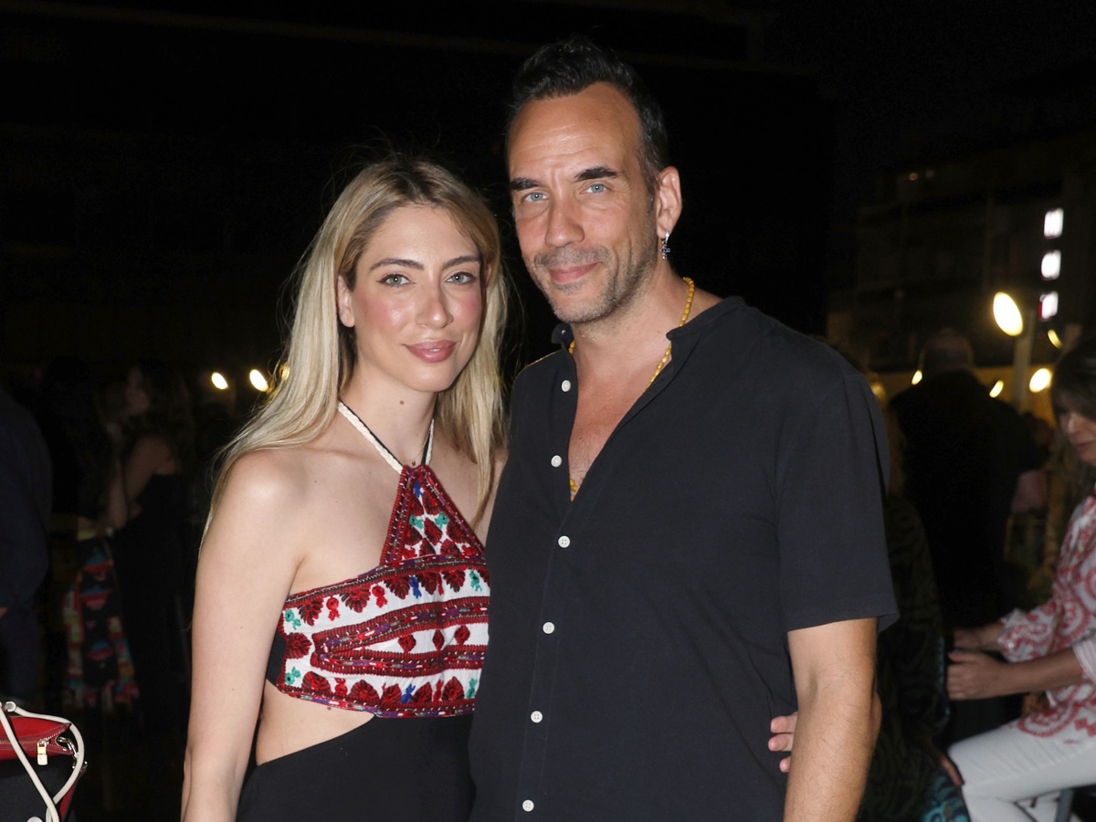 Πάνος Μουζουράκης: Σπάνια βραδινή έξοδος με τη σύζυγό του, Μαριλού Κόζαρη – Φωτογραφίες