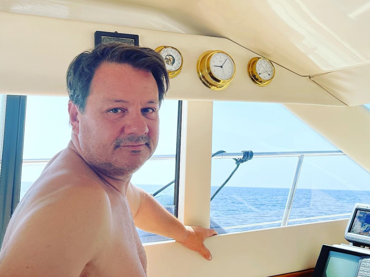Απόστολος Λύτρας: Η ρομαντική απόδραση στην Αίγινα με τη νέα του σύντροφο, μετά τον θάνατο του πατέρα του