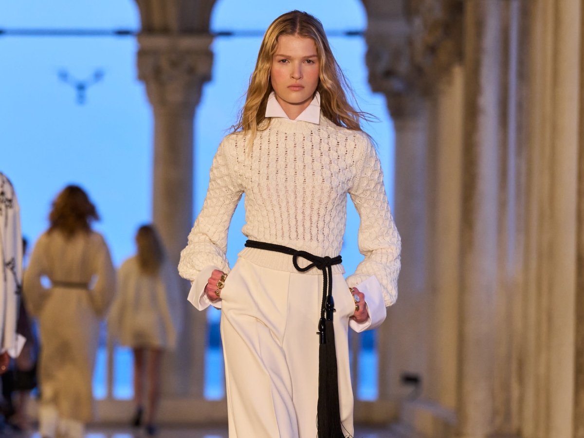 Max Mara Resort Show 2025: Υπέροχα wavy hair looks και nude μακιγιάζ είναι οι τάσεις που θα δεις παντού το φθινόπωρο