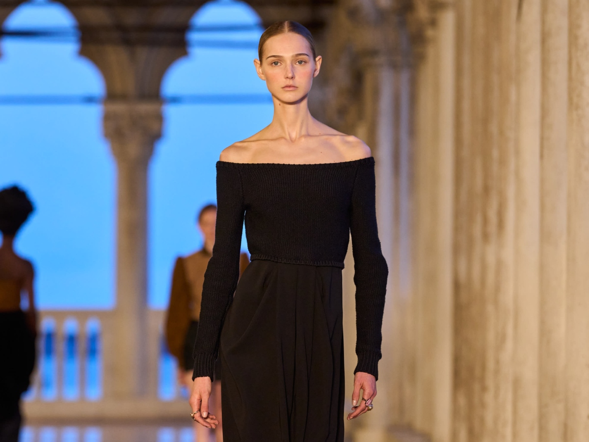 Οι πλεξούδες στο Max Mara Resort Show 2025 είναι στολισμένες με το πιο κομψό αξεσουάρ