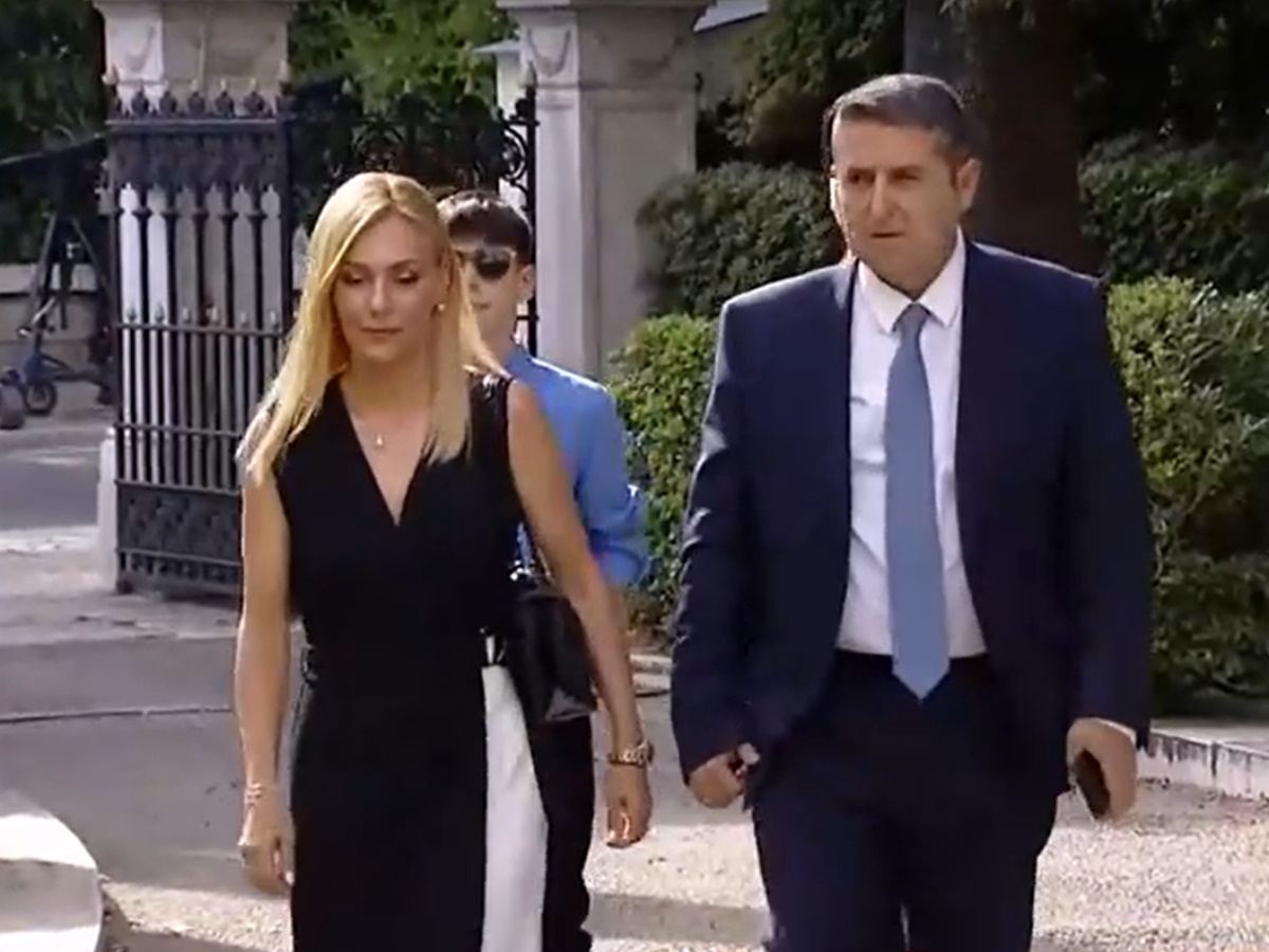 Ανασχηματισμός: Ορκίστηκε η νέα κυβέρνηση – Οι αφίξεις των υπουργών με τις οικογένειές τους