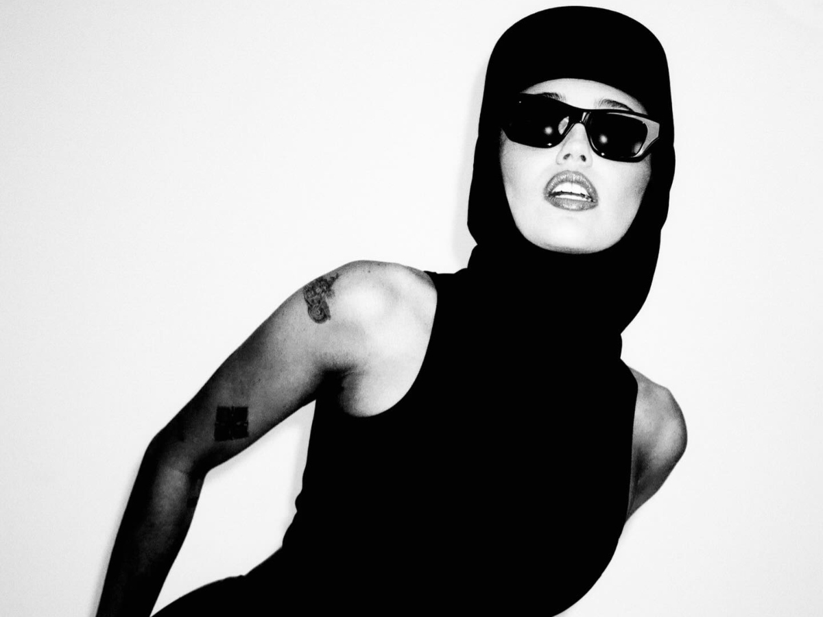 H Miley Cyrus μεταμορφώθηκε σε…Grace Jones!
