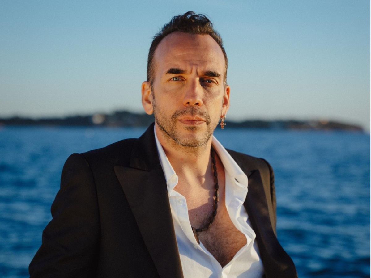 Πάνος Μουζουράκης: Το νέο του video clip έχει μορφή… προεκλογικού σπότ