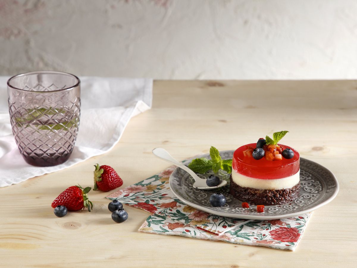 Παστάκι brownie με κρέμα βανίλιας και ζελέ κεράσι: Το ατομικό γλυκό που κλέβει την παράσταση