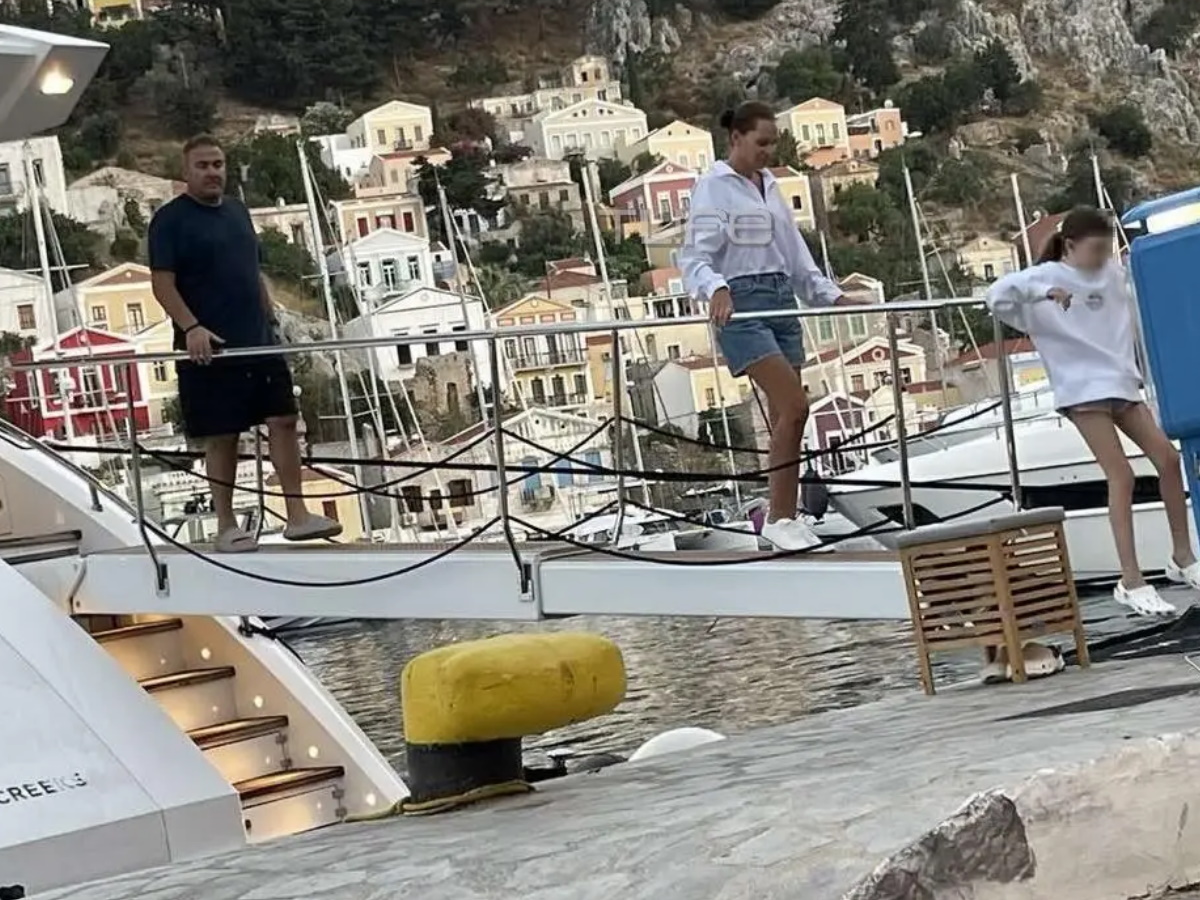 Αντώνης Ρέμος – Υβόννη Μπόσνιακ: Στη Σύμη με την κόρη τους! Αποκλειστικές φωτογραφίες από την άφιξή τους