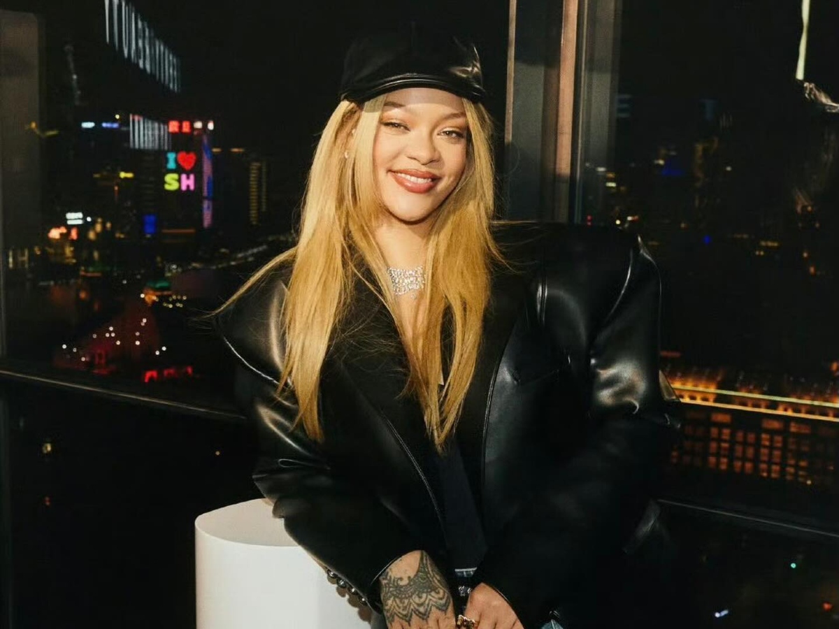 Rihanna: Εμφανίστηκε με τον πιο συγκλονιστικό updo από πλεξούδες και στολισμένο με τέλεια αξεσουάρ