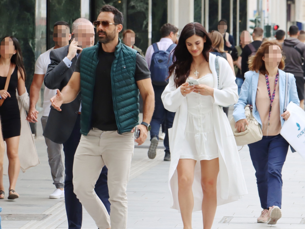 Χριστίνα Μπόμπα – Σάκης Τανιμανίδης: Φωτογραφίες από τη βόλτα του ζευγαριού στο κέντρο της Αθήνας