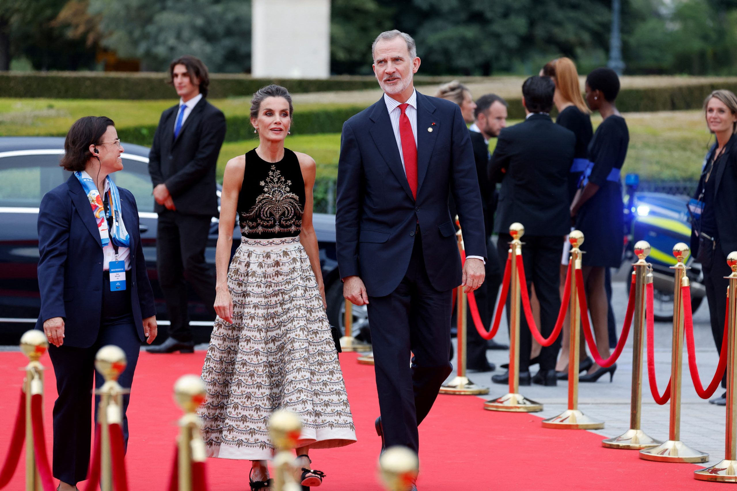 Queen Letizia: Ήταν η πιο κομψή παρουσία στο δείπνο Μακρόν στο Λούβρο για τους Ολυμπιακούς Αγώνες