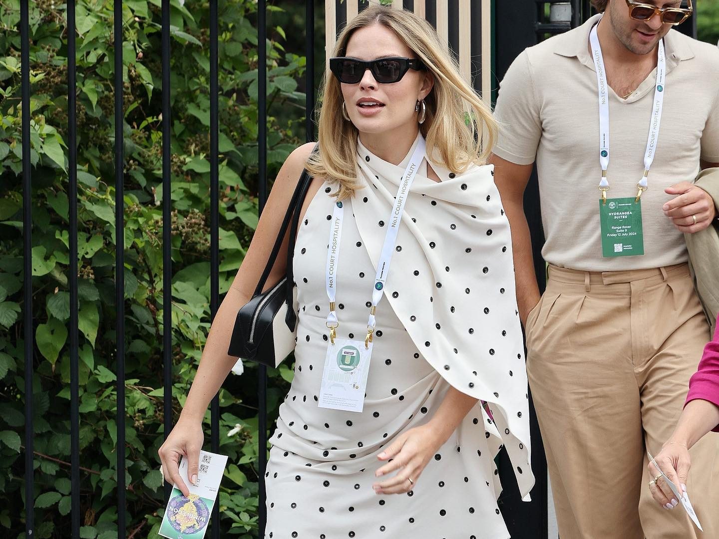 Margot Robbie: Με πουά φόρεμα στην πρώτη της εμφάνιση μετά την ανακοίνωση της εγκυμοσύνης της