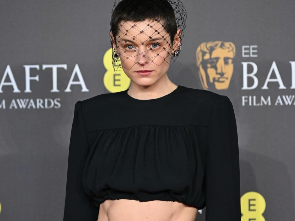 Emma Corrin: Αποδεικνύει ότι το pixie μπορεί να δείχνει άκρως θηλυκό και ότι το μαύρο χρώμα στα μαλλιά είναι η νέα μεγάλη τάση
