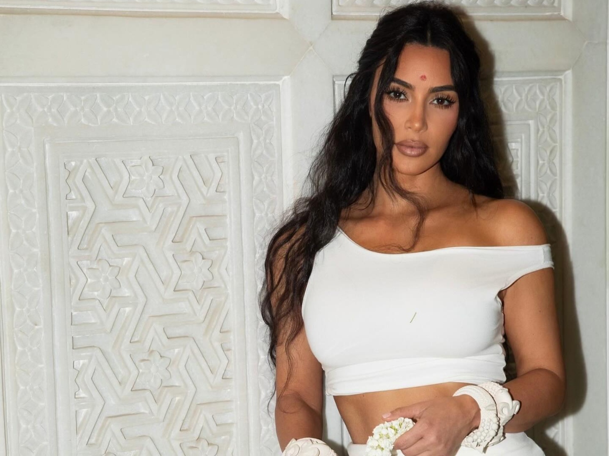 Kim Kardashian: Αφήνει στην άκρη το iconic nude κραγιόν για χάρη της έντονης απόχρωσης που σπάνια φοράει