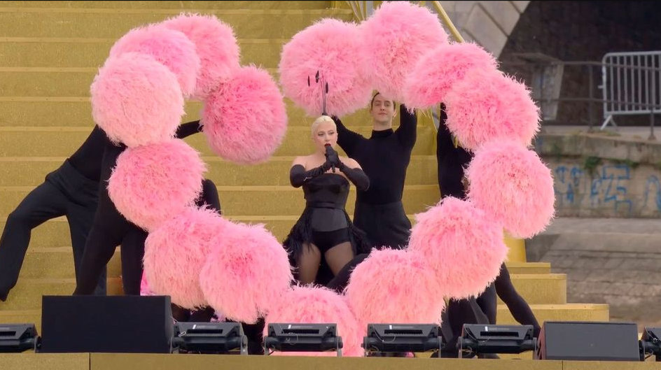 Ολυμπιακοί Αγώνες 2024: Η Lady Gaga εντυπωσίασε με τη εμφάνισή της στην τελετή έναρξης