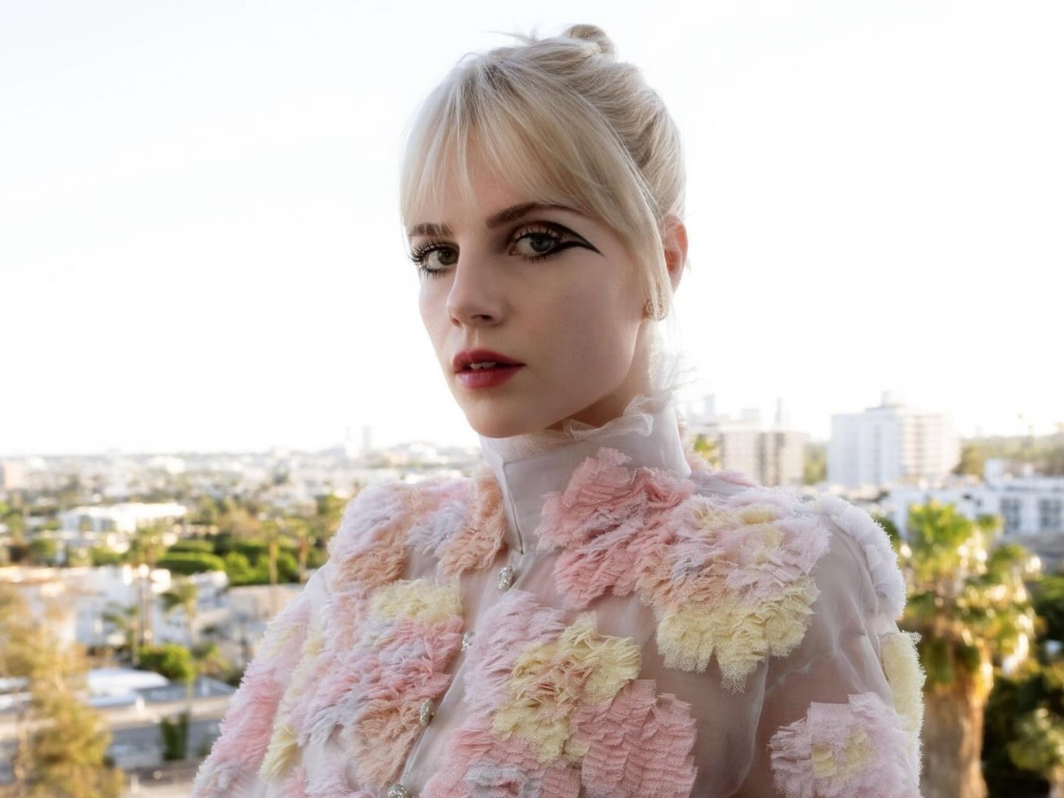 Lucy Boynton: Κάνει ντεμπούτο με τη νέα παστέλ απόχρωση στα μαλλιά στο Wimbledon