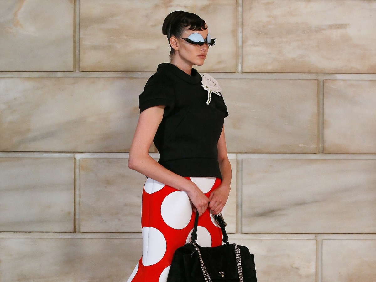 Marc Jacobs: Κάτω από τις εκκεντρικές μάσκες ματιών κρύβεται η ωραιότερη απόχρωση ροζ σκιάς